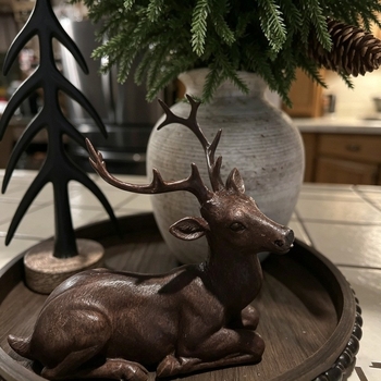 Ren din rășină, așezat – ornament decorativ pentru birou și grădină, cadou de afaceri ideal