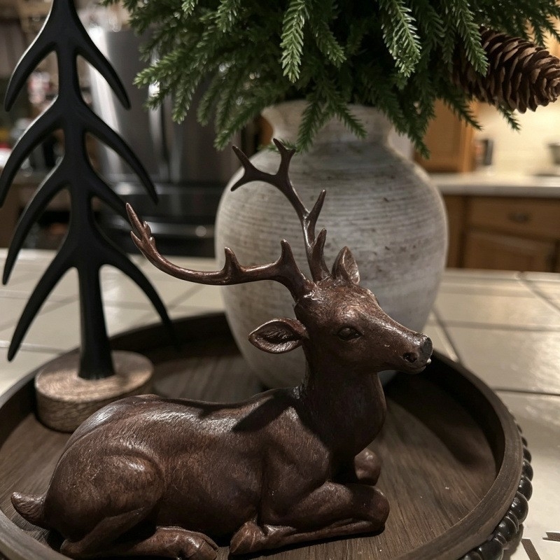 Ren din rășină, așezat – ornament decorativ pentru birou și grădină, cadou de afaceri ideal