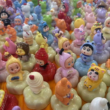 Ornament ceramic rotativ pentru birou, cu personaje de desene animate