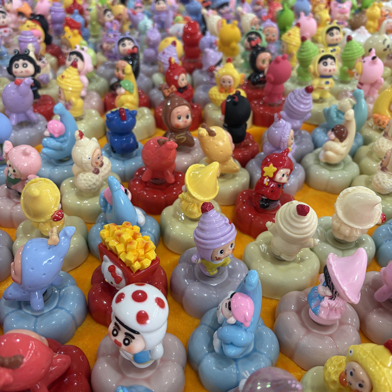 Ornament ceramic rotativ pentru birou, cu personaje de desene animate