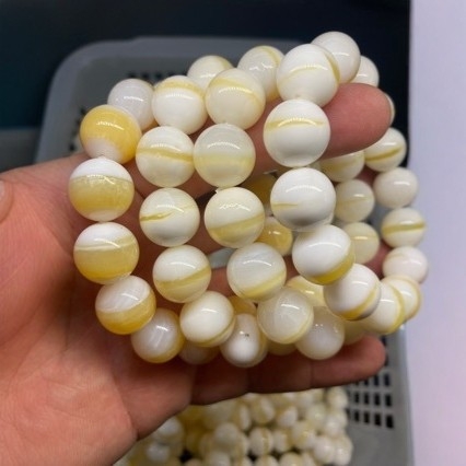 Brățară mala cu 108 mărgele Buddha, jad și scoică aurie, unisex, pietre naturale, cu ușoare imperfecțiuni
