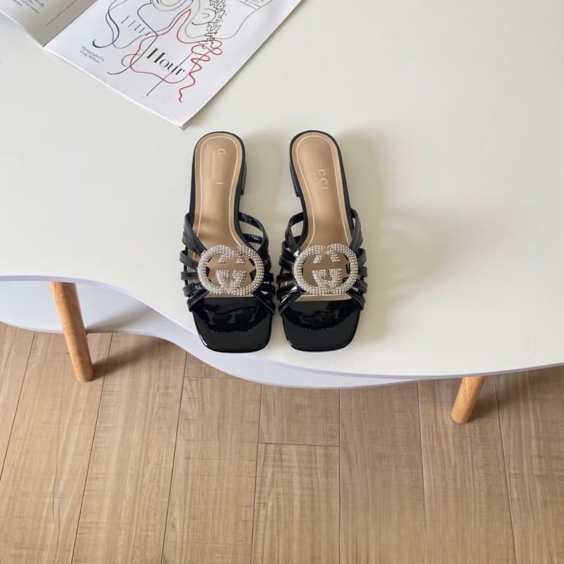 Sandale din piele naturală cu cataramă diamantată, toc subțire, design cu degete separate, căptușite cu piele de miel, talpă din piele, vară 2026.