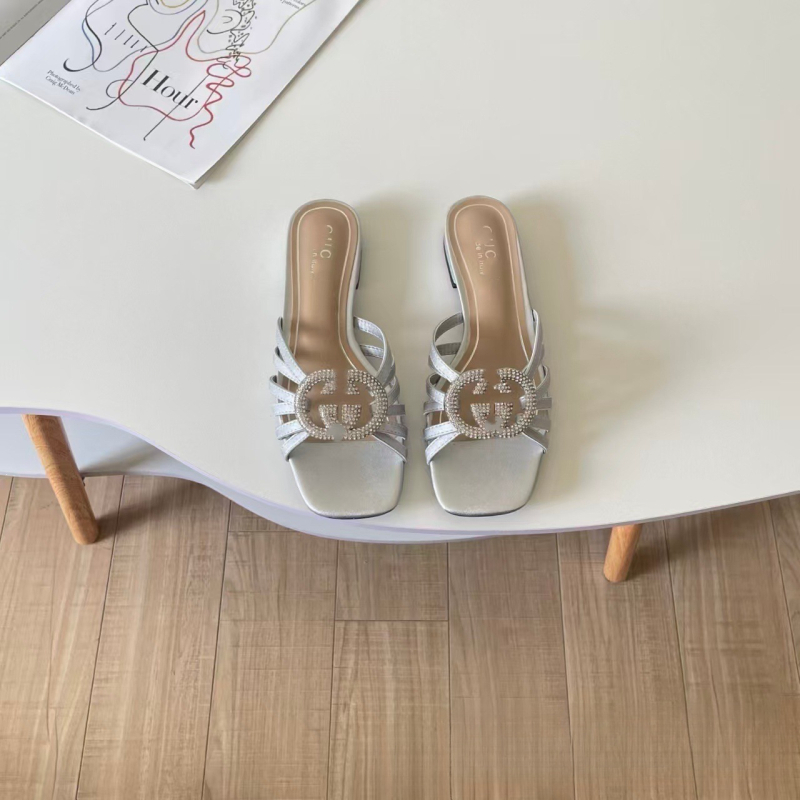Sandale din piele naturală cu cataramă diamantată, toc subțire, design cu degete separate, căptușite cu piele de miel, talpă din piele, vară 2026.