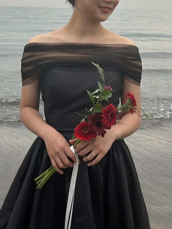 Rochie de seară în stil coreean, tafta neagră, fără bretele, off-shoulder, croială simplă și elegantă, fustă puff, rochie de mireasă ușoară pentru femei, ideală pentru fotografii de călătorie.