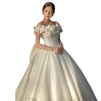Rochie de mireasă din satin, decolteu pe un umăr, alb, nou model 2026, inspirată de pădure, eterică cu tren lung