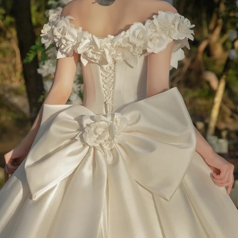Rochie de mireasă din satin, decolteu pe un umăr, alb, nou model 2026, inspirată de pădure, eterică cu tren lung
