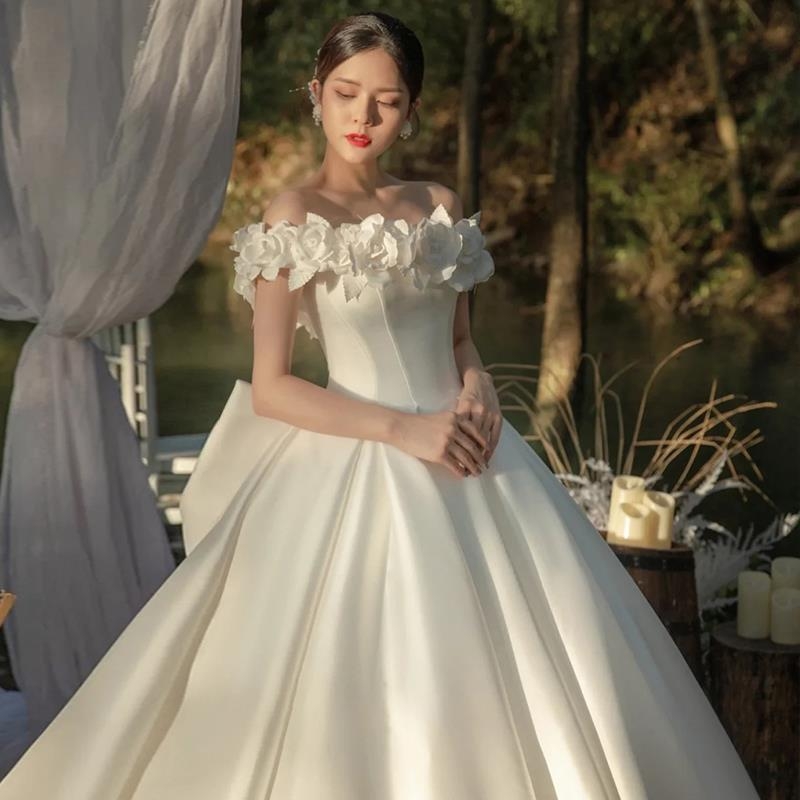 Rochie de mireasă din satin, decolteu pe un umăr, alb, nou model 2026, inspirată de pădure, eterică cu tren lung