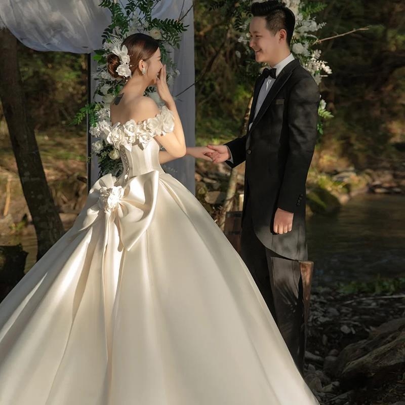 Rochie de mireasă din satin, decolteu pe un umăr, alb, nou model 2026, inspirată de pădure, eterică cu tren lung