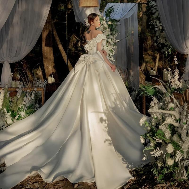 Rochie de mireasă din satin, decolteu pe un umăr, alb, nou model 2026, inspirată de pădure, eterică cu tren lung