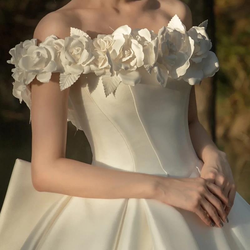 Rochie de mireasă din satin, decolteu pe un umăr, alb, nou model 2026, inspirată de pădure, eterică cu tren lung