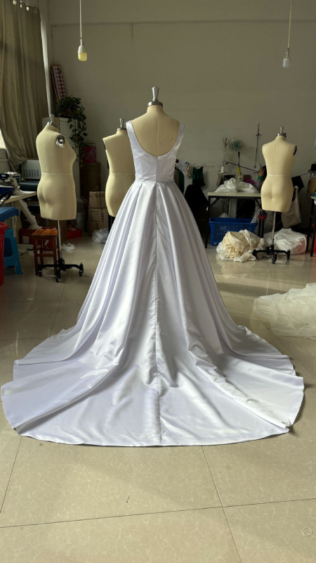 Rochie de mireasă în stil franțuzesc, din satin, fără mâneci, albă, lungă, ușoară, cu tren subtil, pentru ședințe foto în natură, în pădure