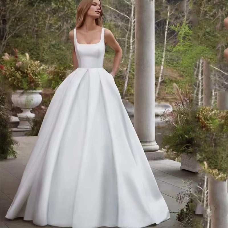 Rochie de mireasă în stil franțuzesc, din satin, fără mâneci, albă, lungă, ușoară, cu tren subtil, pentru ședințe foto în natură, în pădure