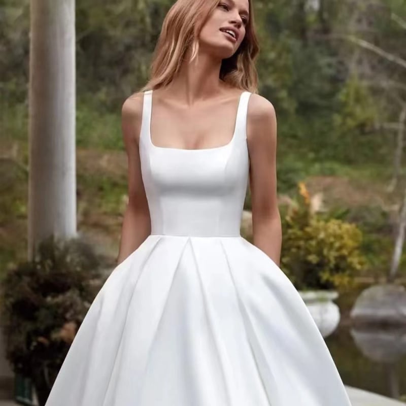 Rochie de mireasă în stil franțuzesc, din satin, fără mâneci, albă, lungă, ușoară, cu tren subtil, pentru ședințe foto în natură, în pădure