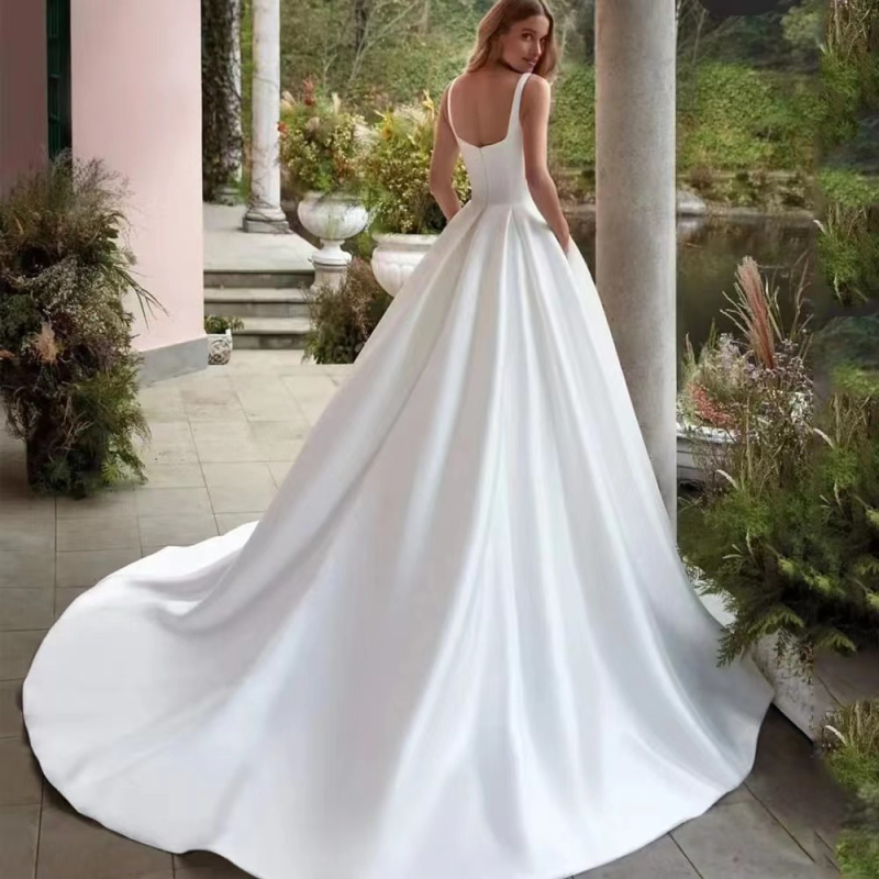 Rochie de mireasă în stil franțuzesc, din satin, fără mâneci, albă, lungă, ușoară, cu tren subtil, pentru ședințe foto în natură, în pădure