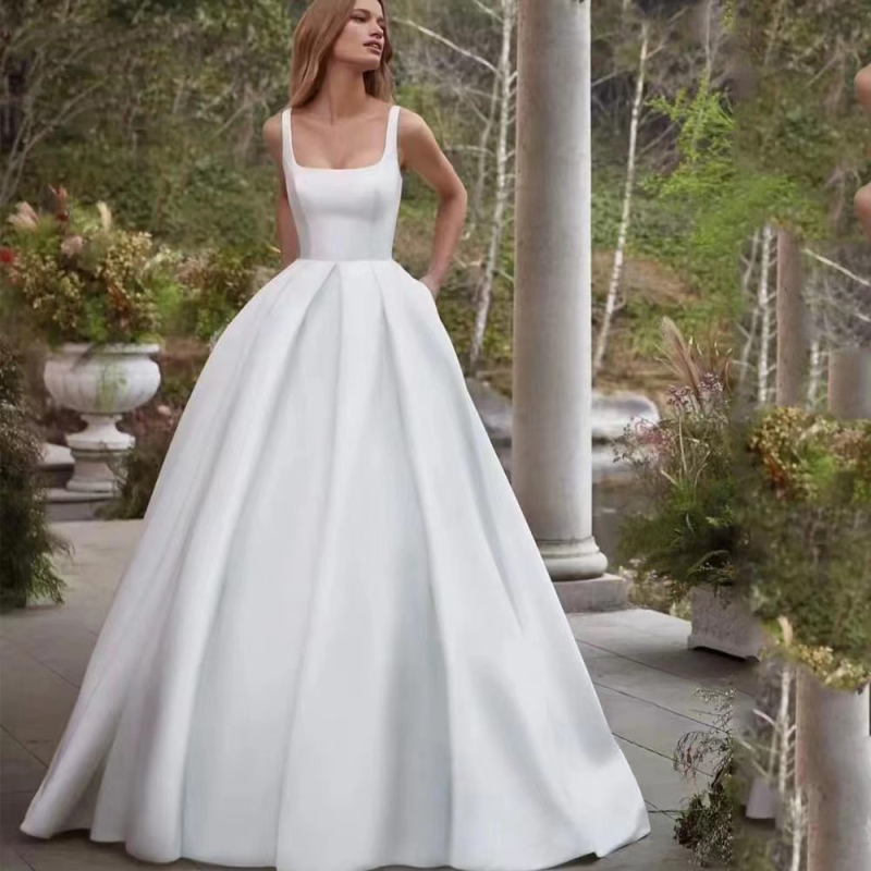 Rochie de mireasă în stil franțuzesc, din satin, fără mâneci, albă, lungă, ușoară, cu tren subtil, pentru ședințe foto în natură, în pădure