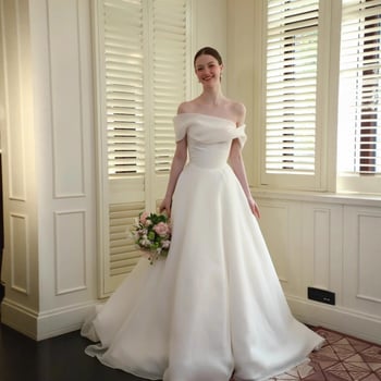 Rochie de mireasă în stil franțuzesc, lungă până la podea, decolteu pe un umăr, organza satin, tren lung, model nou 2026, textură de înaltă calitate