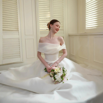 Rochie de mireasă în stil franțuzesc, lungă până la podea, decolteu pe un umăr, organza satin, tren lung, model nou 2026, textură de înaltă calitate