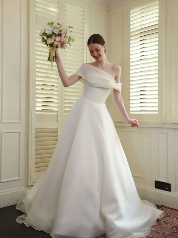 Rochie de mireasă în stil franțuzesc, lungă până la podea, decolteu pe un umăr, organza satin, tren lung, model nou 2026, textură de înaltă calitate