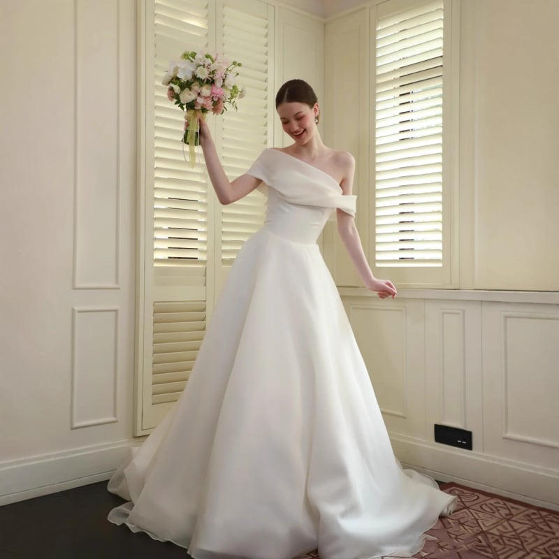Rochie de mireasă în stil franțuzesc, lungă până la podea, decolteu pe un umăr, organza satin, tren lung, model nou 2026, textură de înaltă calitate
