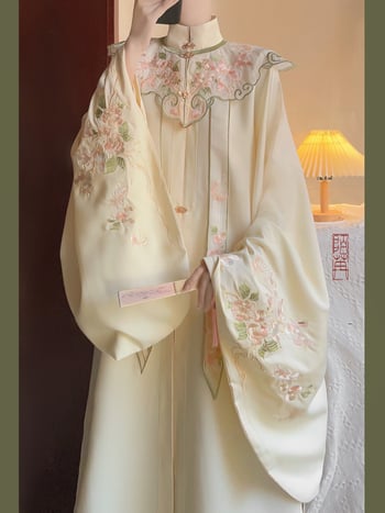 Hanfu feminin în stil Ming: top cu guler înalt și închidere încrucișată, umeri brodați cu motive nori și fustă cu model horse-face, set toamnă-iarnă
