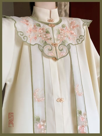 Hanfu feminin în stil Ming: top cu guler înalt și închidere încrucișată, umeri brodați cu motive nori și fustă cu model horse-face, set toamnă-iarnă