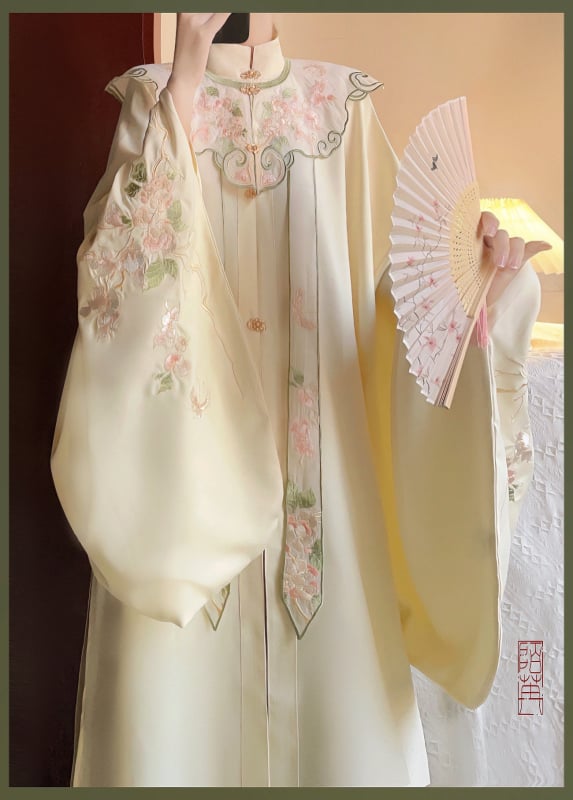 Hanfu feminin în stil Ming: top cu guler înalt și închidere încrucișată, umeri brodați cu motive nori și fustă cu model horse-face, set toamnă-iarnă