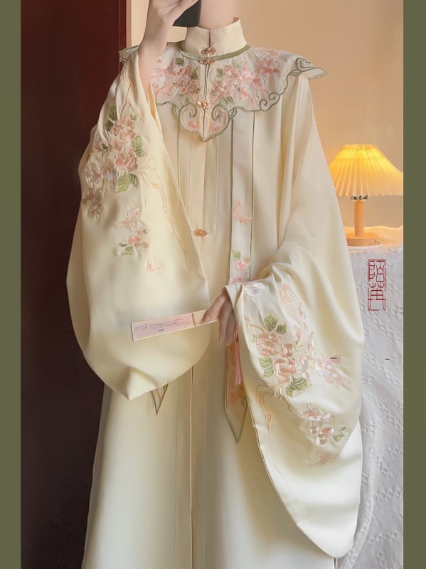 Hanfu feminin în stil Ming: top cu guler înalt și închidere încrucișată, umeri brodați cu motive nori și fustă cu model horse-face, set toamnă-iarnă