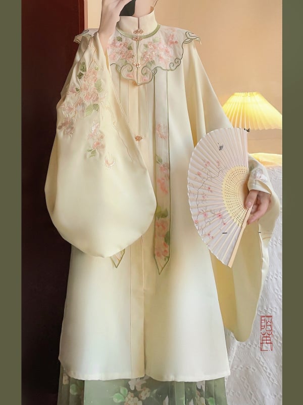 Hanfu feminin în stil Ming: top cu guler înalt și închidere încrucișată, umeri brodați cu motive nori și fustă cu model horse-face, set toamnă-iarnă