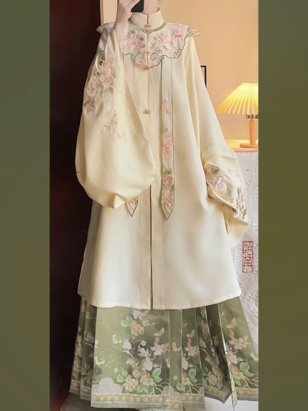 Hanfu feminin în stil Ming: top cu guler înalt și închidere încrucișată, umeri brodați cu motive nori și fustă cu model horse-face, set toamnă-iarnă