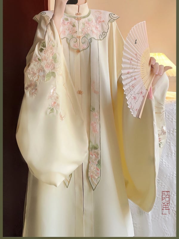 Hanfu feminin în stil Ming: top cu guler înalt și închidere încrucișată, umeri brodați cu motive nori și fustă cu model horse-face, set toamnă-iarnă