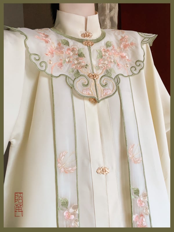 Hanfu feminin în stil Ming: top cu guler înalt și închidere încrucișată, umeri brodați cu motive nori și fustă cu model horse-face, set toamnă-iarnă