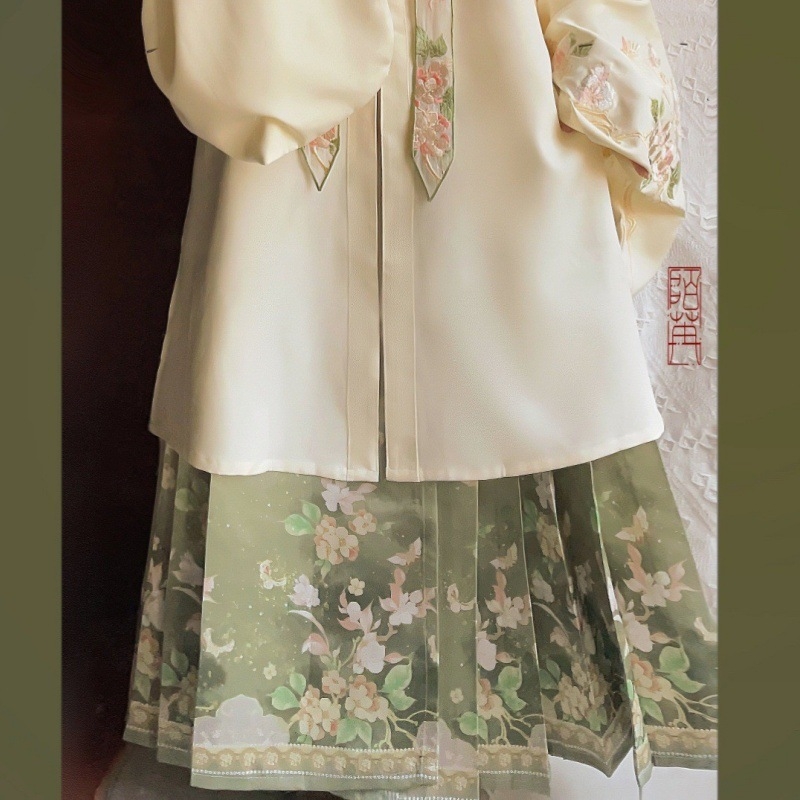 Hanfu feminin în stil Ming: top cu guler înalt și închidere încrucișată, umeri brodați cu motive nori și fustă cu model horse-face, set toamnă-iarnă
