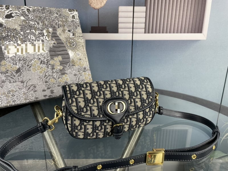 Geantă de damă tip saddle, 2025 model nou, lux ușor, senzație premium, geantă de umăr și crossbody, stil minimalist pentru utilizare zilnică