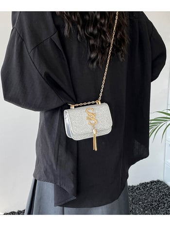 Geantă mică pătrată cu lanț pentru femei, crossbody versatil, curea pe un singur umăr, model nou 2026, cu ciucure în formă de literă.