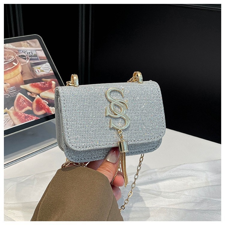 Geantă mică pătrată cu lanț pentru femei, crossbody versatil, curea pe un singur umăr, model nou 2026, cu ciucure în formă de literă.