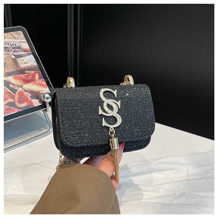 Geantă mică pătrată cu lanț pentru femei, crossbody versatil, curea pe un singur umăr, model nou 2026, cu ciucure în formă de literă.