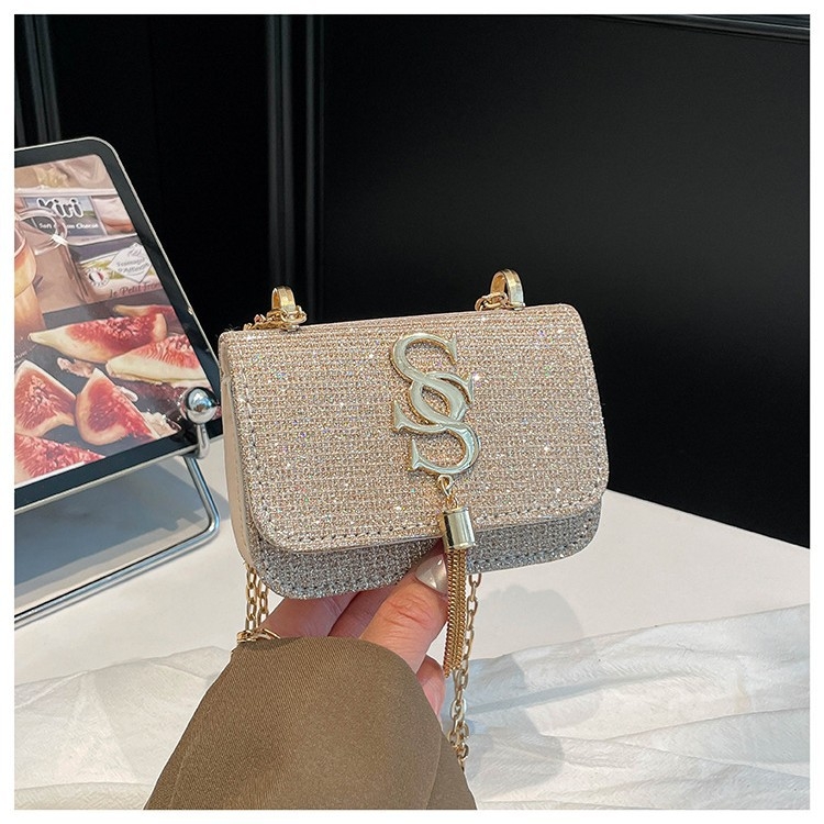 Geantă mică pătrată cu lanț pentru femei, crossbody versatil, curea pe un singur umăr, model nou 2026, cu ciucure în formă de literă.