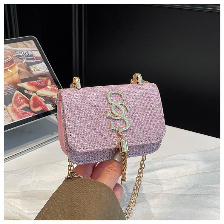 Geantă mică pătrată cu lanț pentru femei, crossbody versatil, curea pe un singur umăr, model nou 2026, cu ciucure în formă de literă.