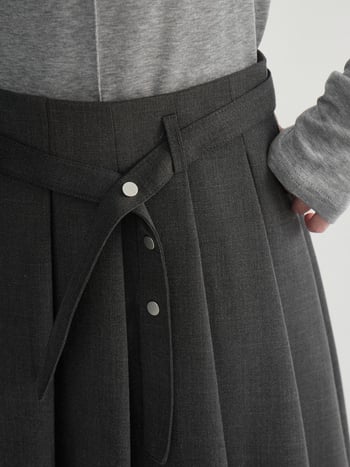 Miu Academy Style fustă midi plissată, talie înaltă, croială A, primăvara 2026, cod N0092D