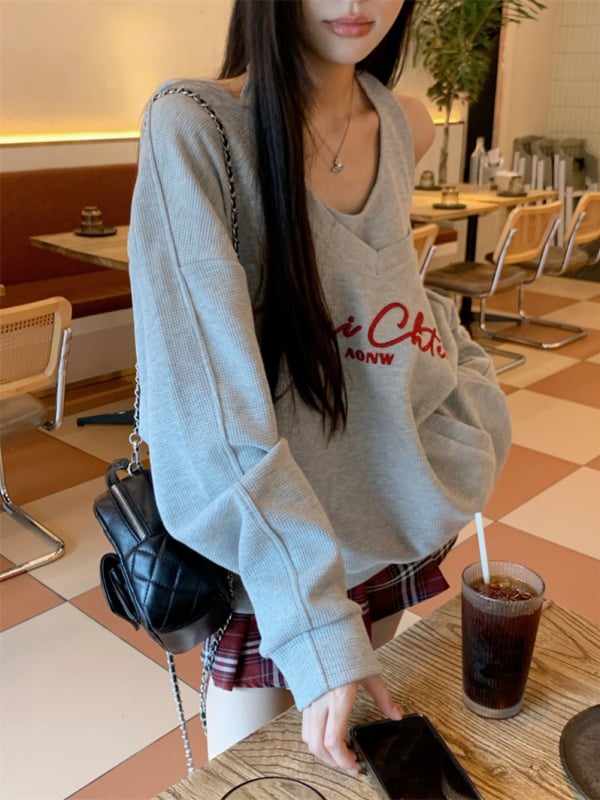 Set feminin sport-casual 2025 toamnă: top cu decolteu în V, mâneci lungi, vestă-sweatshirt și fustă scurtă în carouri
