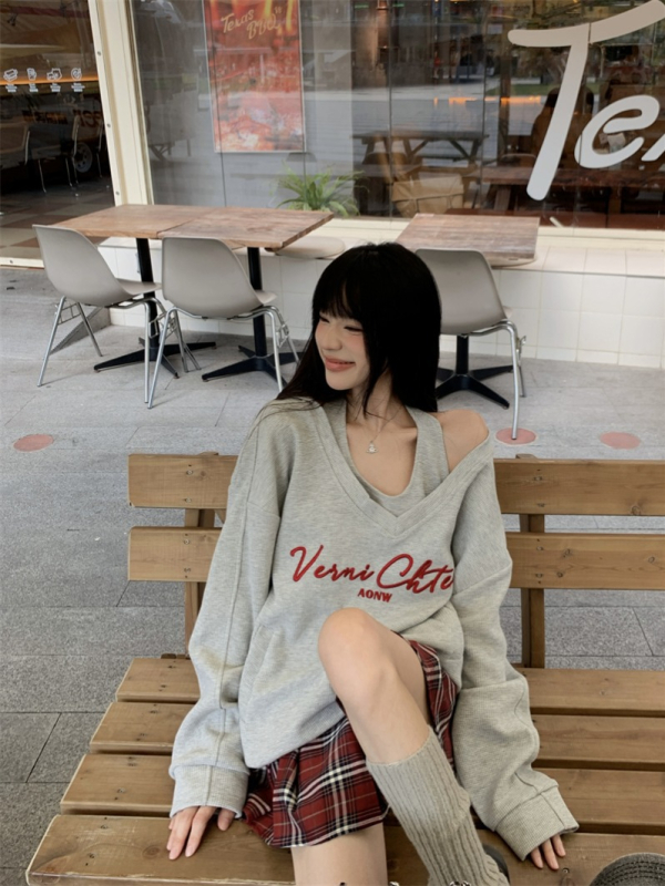 Set feminin sport-casual 2025 toamnă: top cu decolteu în V, mâneci lungi, vestă-sweatshirt și fustă scurtă în carouri