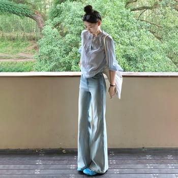 Jeans denim albastru deschis pentru femei, talie înaltă, micro-evazat, croială lejeră, lungi, primăvara 2026.