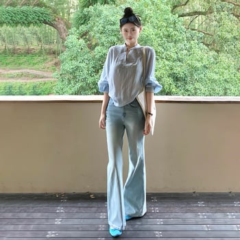 Jeans denim albastru deschis pentru femei, talie înaltă, micro-evazat, croială lejeră, lungi, primăvara 2026.