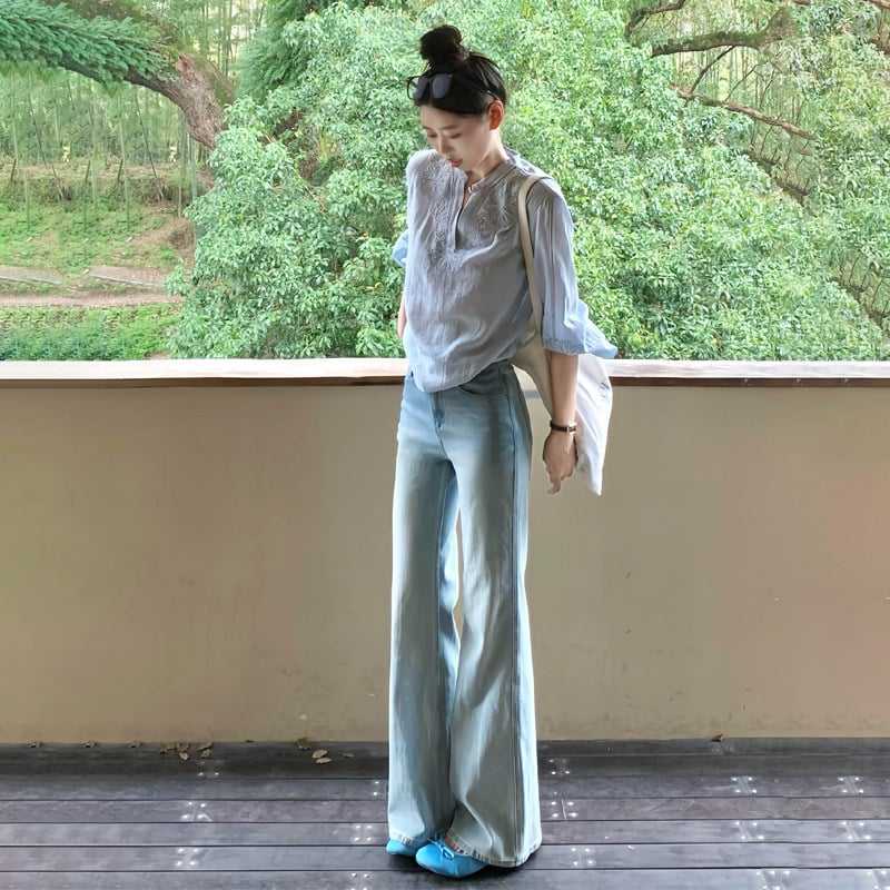 Jeans denim albastru deschis pentru femei, talie înaltă, micro-evazat, croială lejeră, lungi, primăvara 2026.