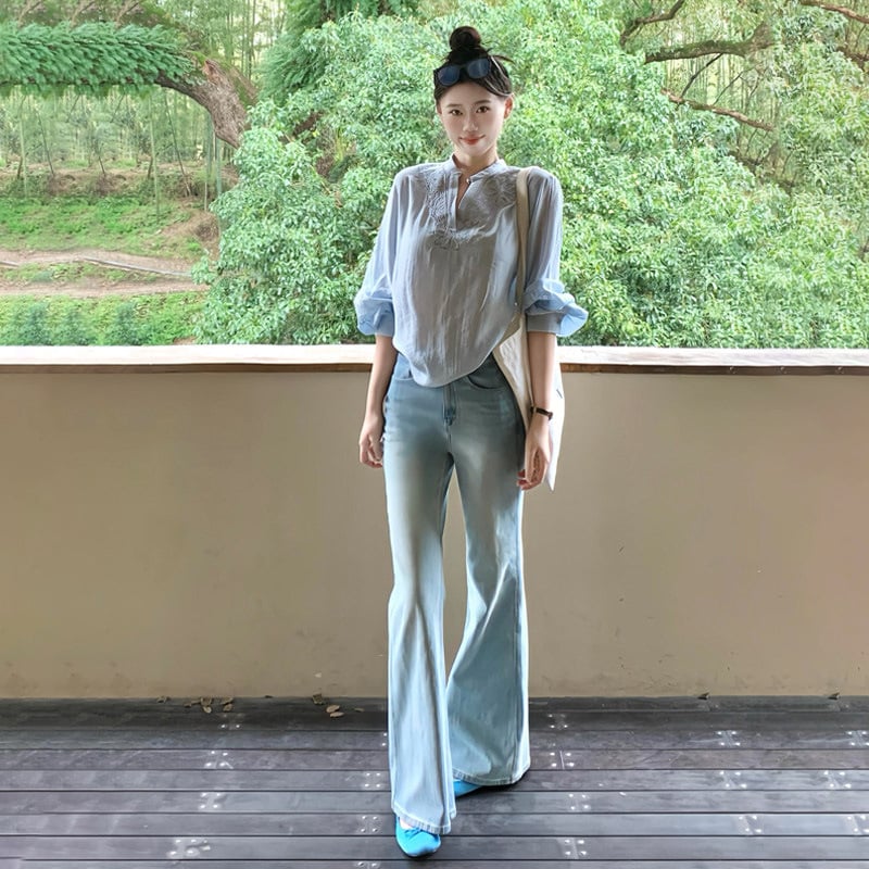 Jeans denim albastru deschis pentru femei, talie înaltă, micro-evazat, croială lejeră, lungi, primăvara 2026.