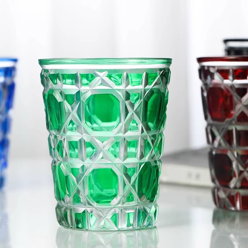 Pahar de whiskey în stil european, gravură manuală pe sticlă colorată, design vintage inspirat de curte