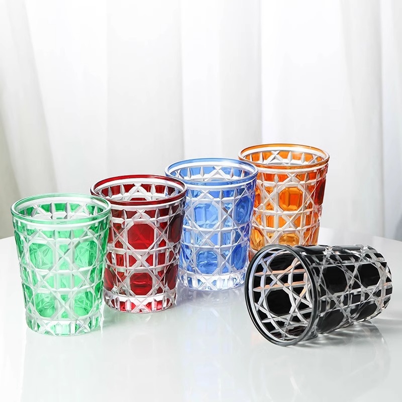 Pahar de whiskey în stil european, gravură manuală pe sticlă colorată, design vintage inspirat de curte