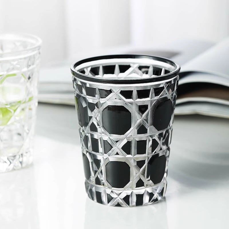 Pahar de whiskey în stil european, gravură manuală pe sticlă colorată, design vintage inspirat de curte