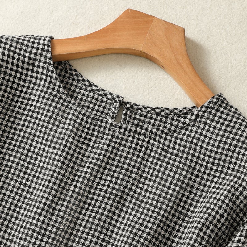 Tricou feminin japonez retro din bumbac-lin cu model în carouri fine, croială lejeră, mâneci scurte, guler rotund, top casual de vară 2025.