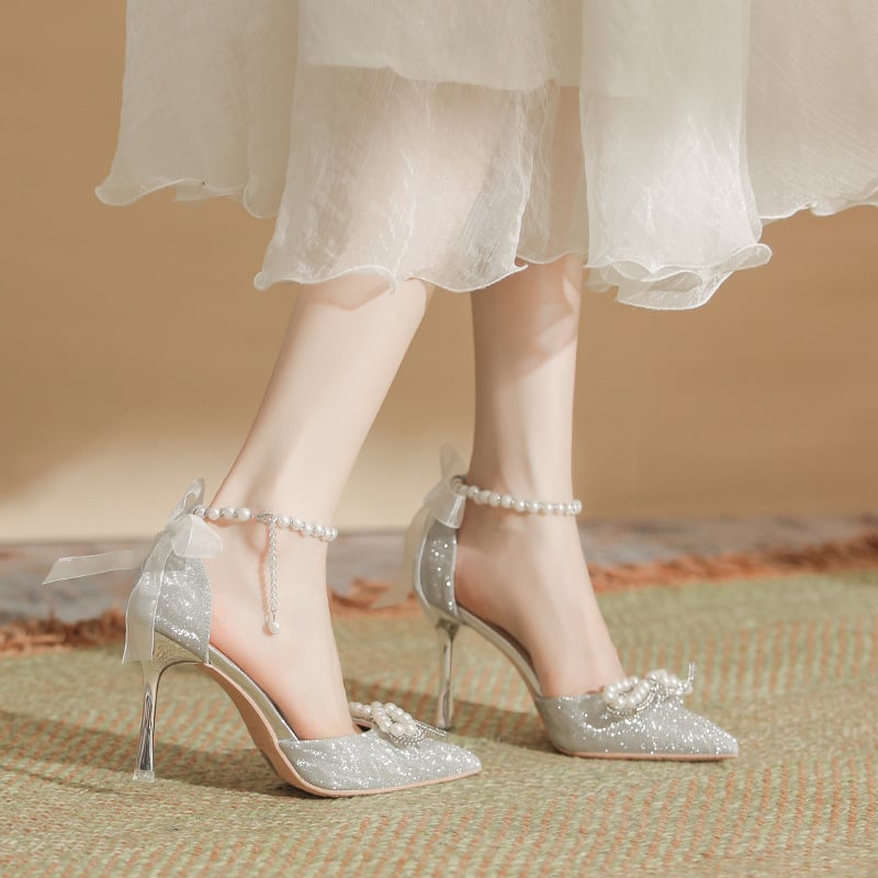 Heart orchid Pantofi eleganți argintii, cu glitter, vârf ascuțit și cataramă cu perlă – încălțăminte pentru nunți și ocazii formale